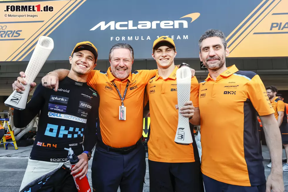 Foto zur News: Lando Norris (McLaren), Zak Brown und Oscar Piastri (McLaren)