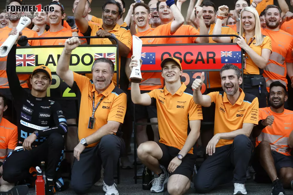 Foto zur News: Lando Norris (McLaren), Zak Brown und Oscar Piastri (McLaren)