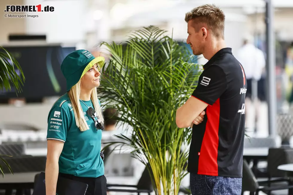 Foto zur News: Jessica Hawkins (Aston Martin) und Nico Hülkenberg (Haas)