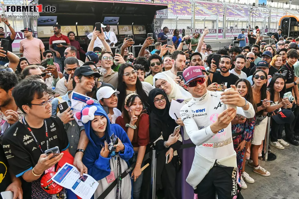 Foto zur News: Esteban Ocon (Alpine) mit Fans