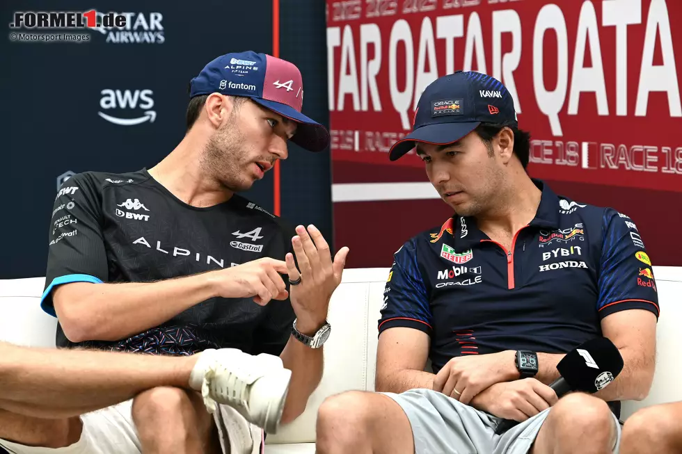 Foto zur News: Pierre Gasly (Alpine) und Sergio Perez (Red Bull)