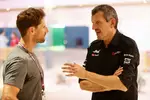 Foto zur News: Romain Grosjean mit Günther Steiner (Haas)