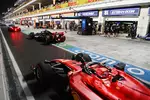 Foto zur News: George Russell (Mercedes) und Charles Leclerc (Ferrari)