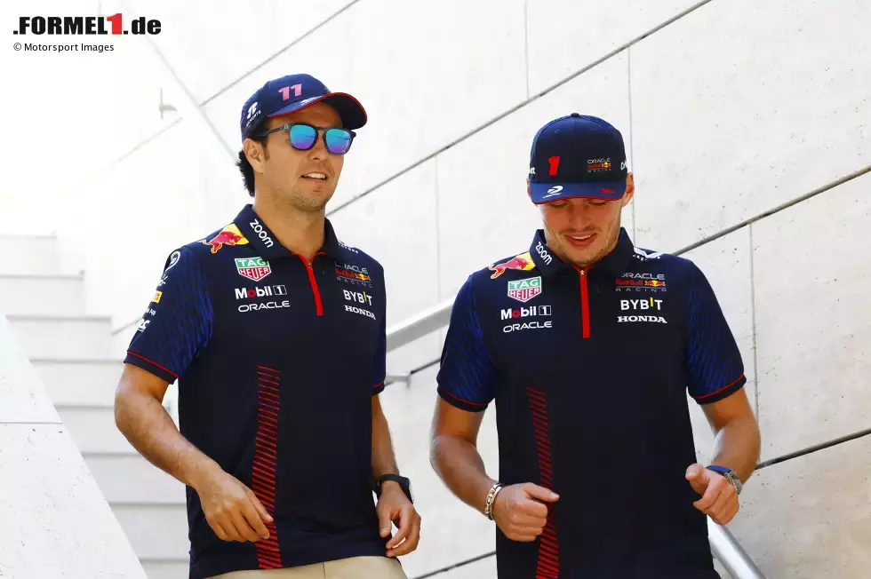 Foto zur News: Sergio Perez (Red Bull) und Max Verstappen (Red Bull)