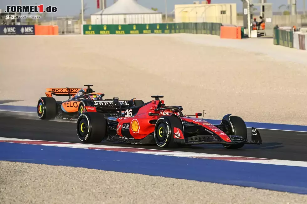 Foto zur News: Charles Leclerc (Ferrari) und Oscar Piastri (McLaren)