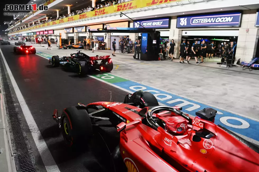 Foto zur News: George Russell (Mercedes) und Charles Leclerc (Ferrari)