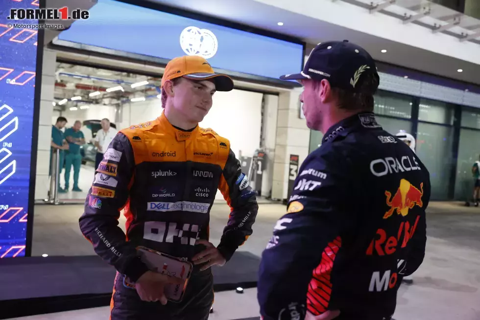 Foto zur News: Oscar Piastri (McLaren) und Max Verstappen (Red Bull)