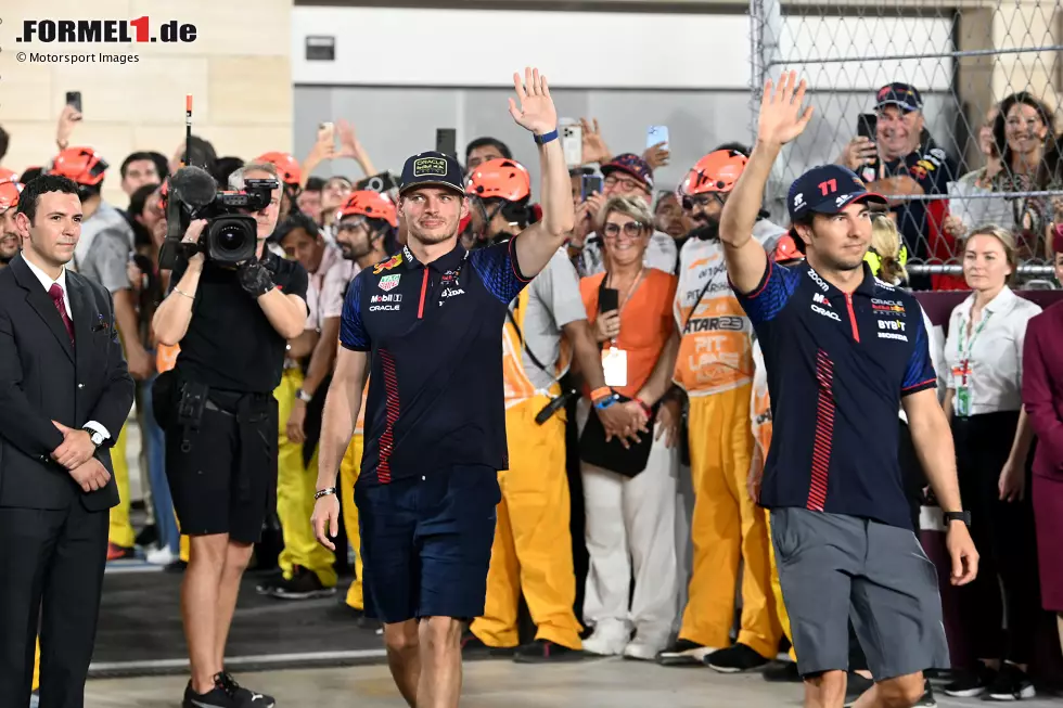 Foto zur News: Max Verstappen (Red Bull) und Sergio Perez (Red Bull)