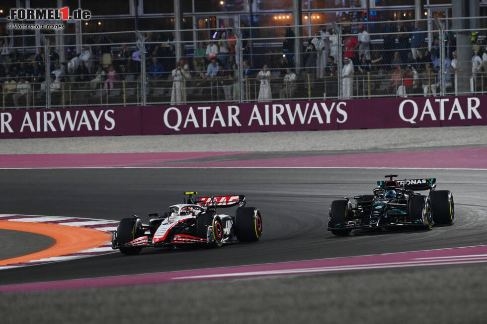 Foto zur News: Nico Hülkenberg (Haas) und George Russell (Mercedes)