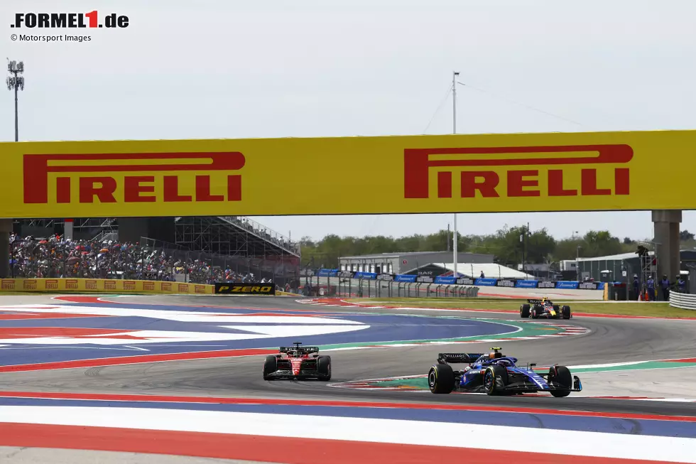 Foto zur News: Logan Sargeant (Williams), Charles Leclerc (Ferrari) und Sergio Perez (Red Bull)