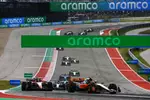 Foto zur News: Lando Norris (McLaren), Carlos Sainz (Ferrari) und George Russell (Mercedes)