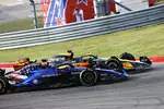 Foto zur News: Alexander Albon (Williams) und Oscar Piastri (McLaren)