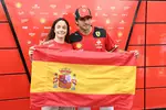 Foto zur News: Carlos Sainz (Ferrari) und Marta Garcia