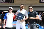 Foto zur News: Pierre Gasly (Alpine) und Esteban Ocon (Alpine) mit Boxer Anthony Joshua