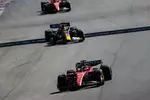 Foto zur News: Charles Leclerc (Ferrari), Max Verstappen (Red Bull) und Carlos Sainz (Ferrari)