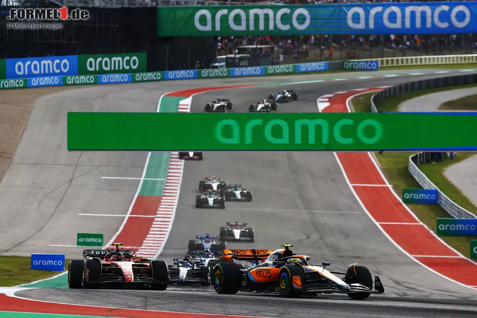 Foto zur News: Lando Norris (McLaren), Carlos Sainz (Ferrari) und George Russell (Mercedes)