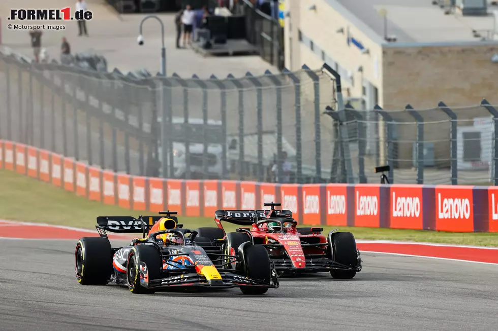 Foto zur News: Max Verstappen (Red Bull) und Charles Leclerc (Ferrari)