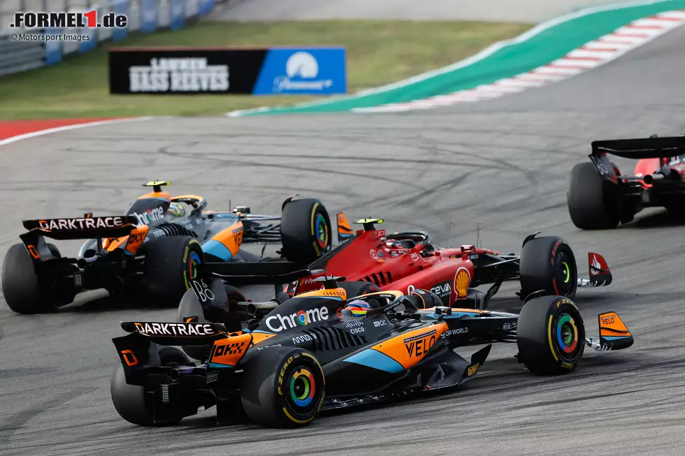 Foto zur News: Charles Leclerc (Ferrari), Lando Norris (McLaren), Carlos Sainz (Ferrari) und Oscar Piastri (McLaren)