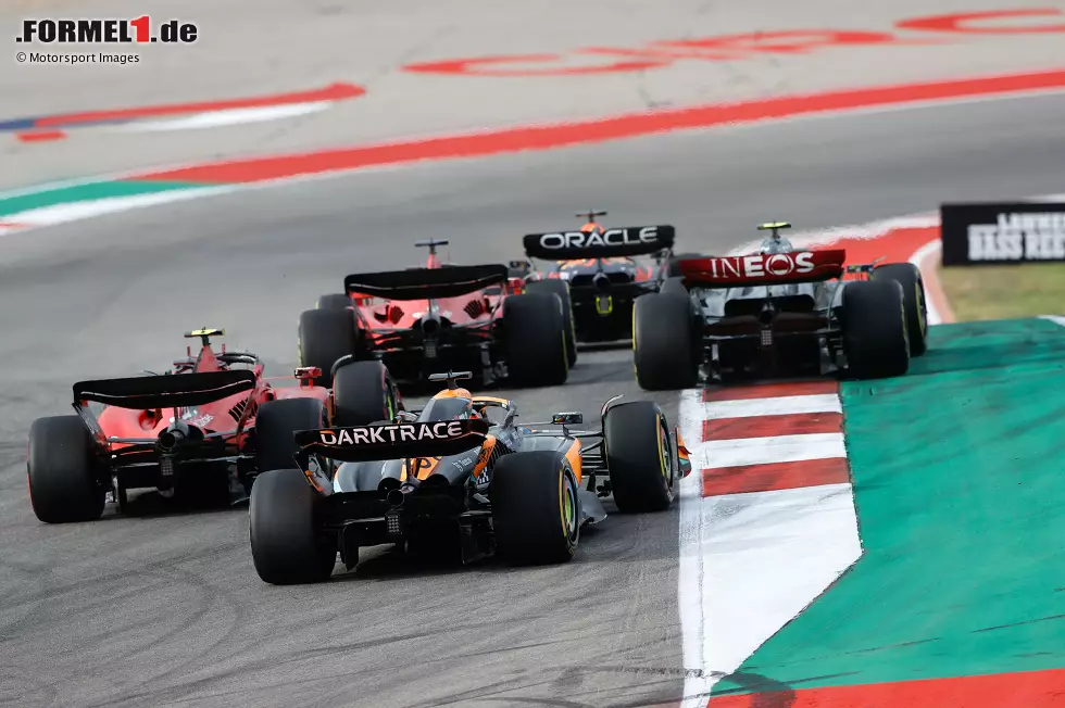 Foto zur News: Max Verstappen (Red Bull), Charles Leclerc (Ferrari), Lewis Hamilton (Mercedes), Carlos Sainz (Ferrari) und Oscar Piastri (McLaren)