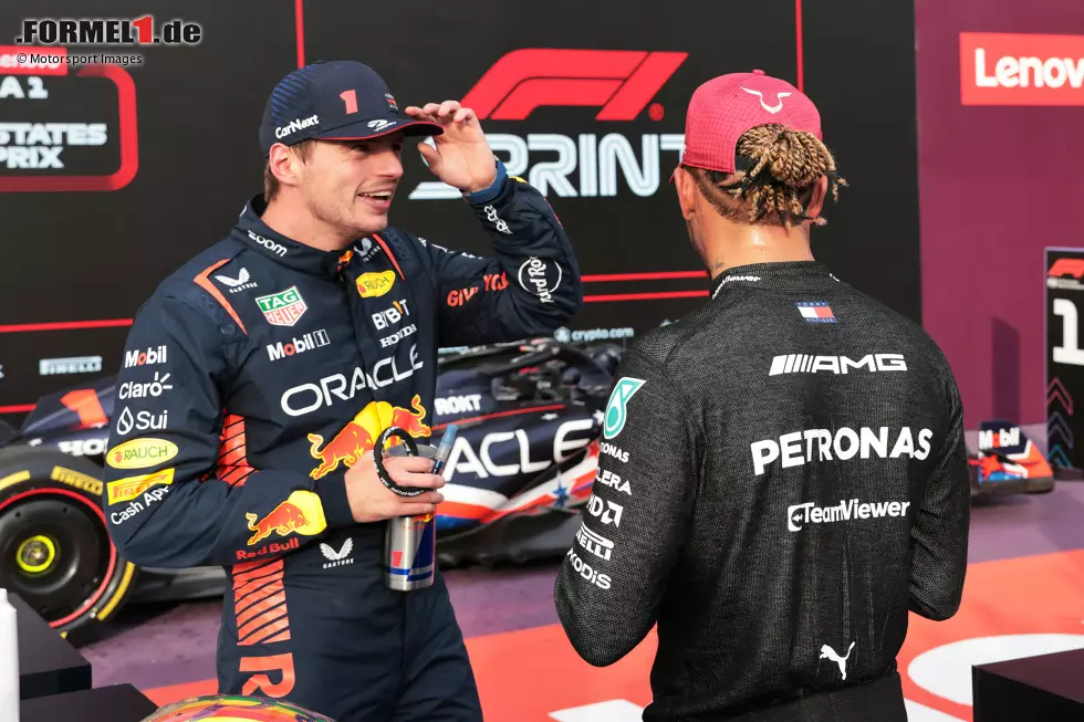 Foto zur News: Max Verstappen (Red Bull) und Lewis Hamilton (Mercedes)