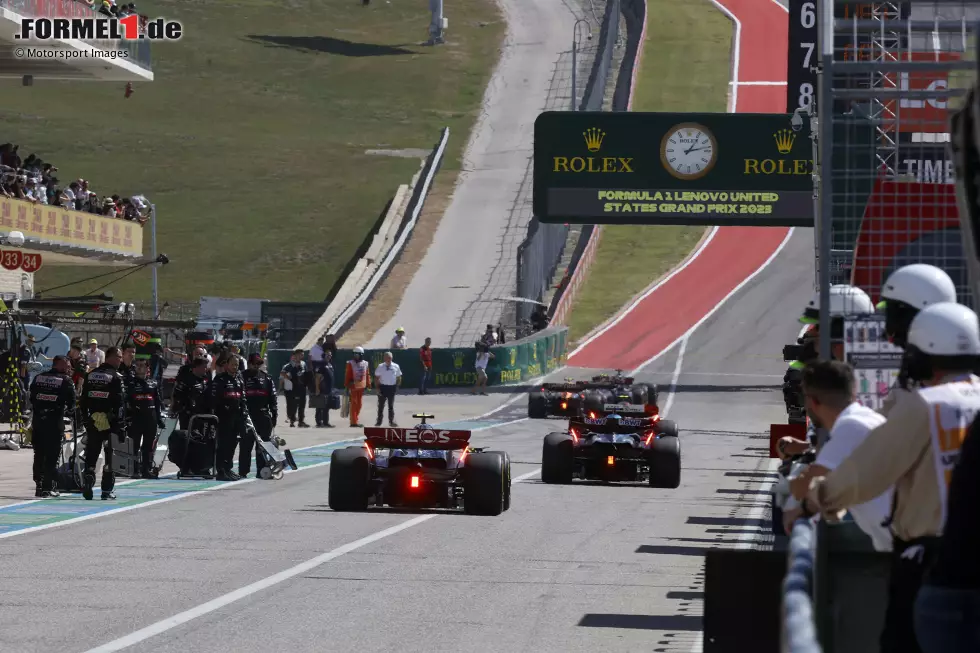 Foto zur News: Esteban Ocon (Alpine) und Lewis Hamilton (Mercedes)