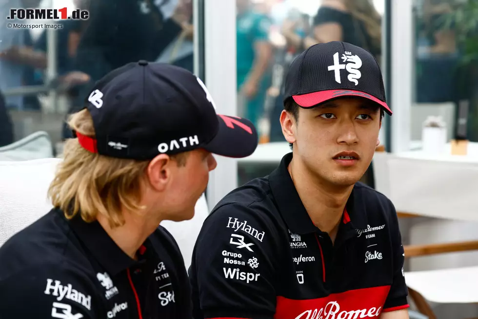 Foto zur News: Guanyu Zhou (Alfa Romeo) und Valtteri Bottas (Alfa Romeo)