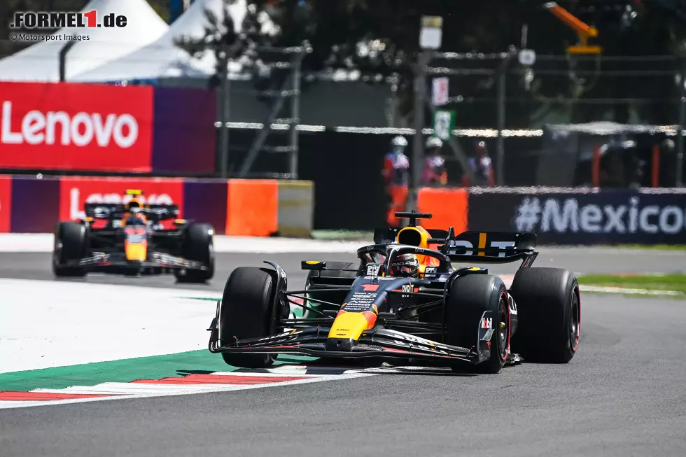 Foto zur News: Max Verstappen (Red Bull) und Sergio Perez (Red Bull)