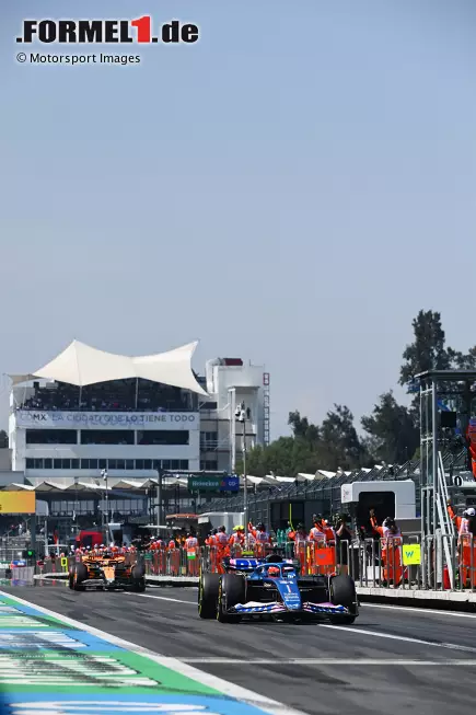 Foto zur News: Esteban Ocon (Alpine) und Oscar Piastri (McLaren)