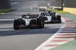 Foto zur News: Nico Hülkenberg (Haas) und Esteban Ocon (Alpine)