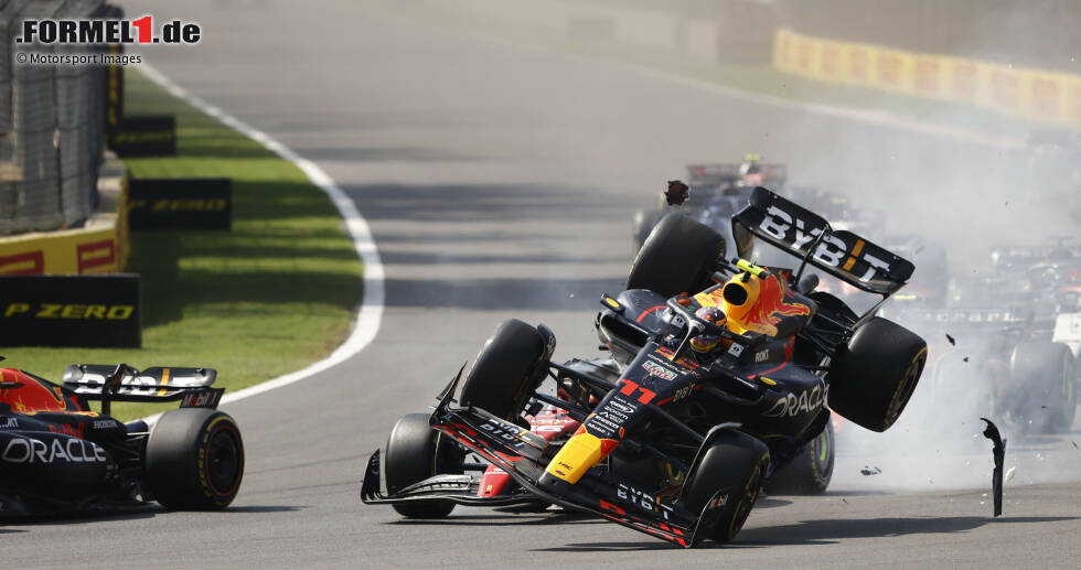 Foto zur News: Charles Leclerc (Ferrari) und Sergio Perez (Red Bull)