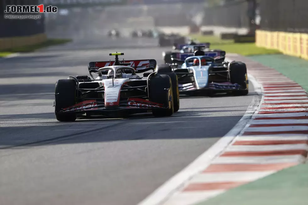 Foto zur News: Nico Hülkenberg (Haas) und Esteban Ocon (Alpine)