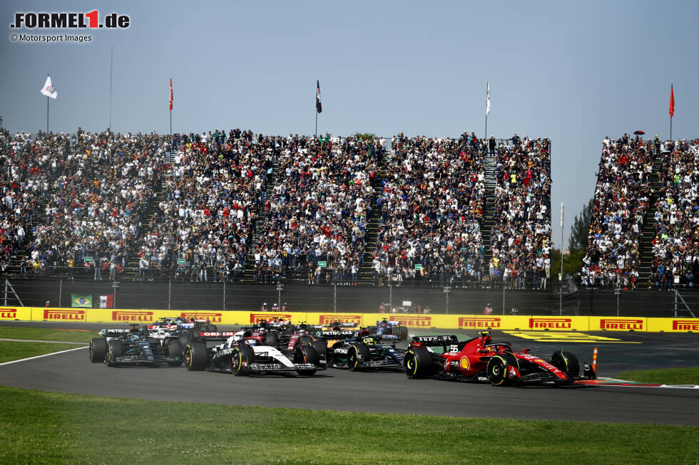 Foto zur News: Carlos Sainz (Ferrari), Lewis Hamilton (Mercedes) und Daniel Ricciardo (AlphaTauri)