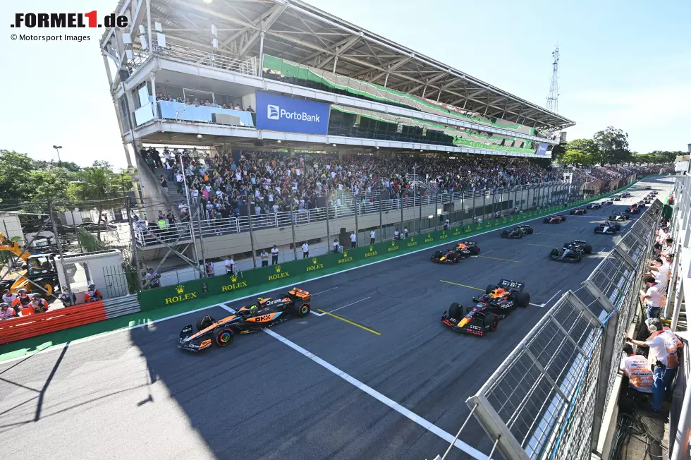 Foto zur News: Lando Norris (McLaren) und Max Verstappen (Red Bull)