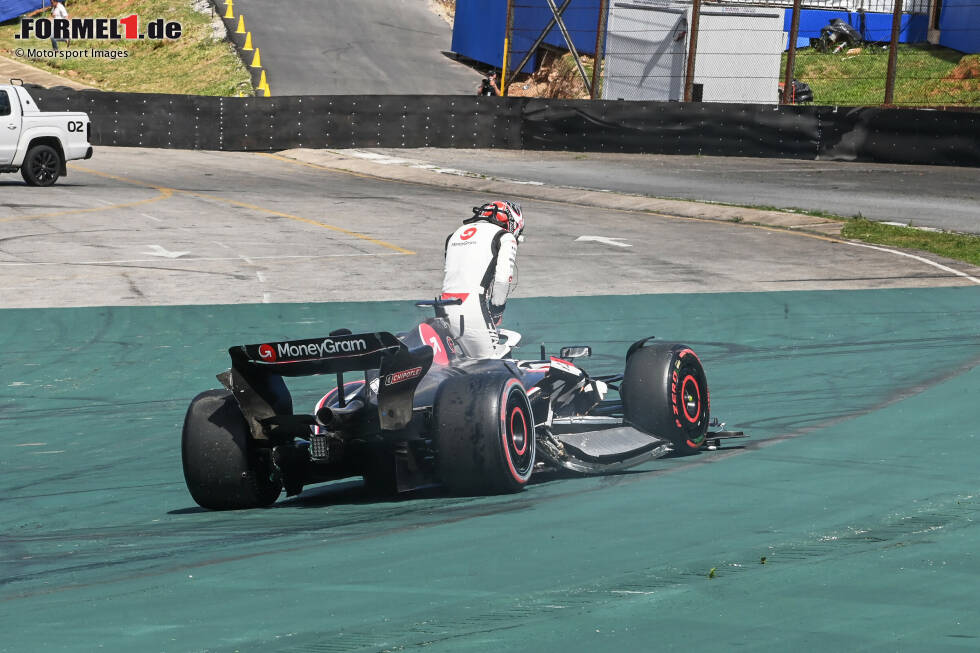 Foto zur News: Alexander Albon (Williams) und Kevin Magnussen (Haas)