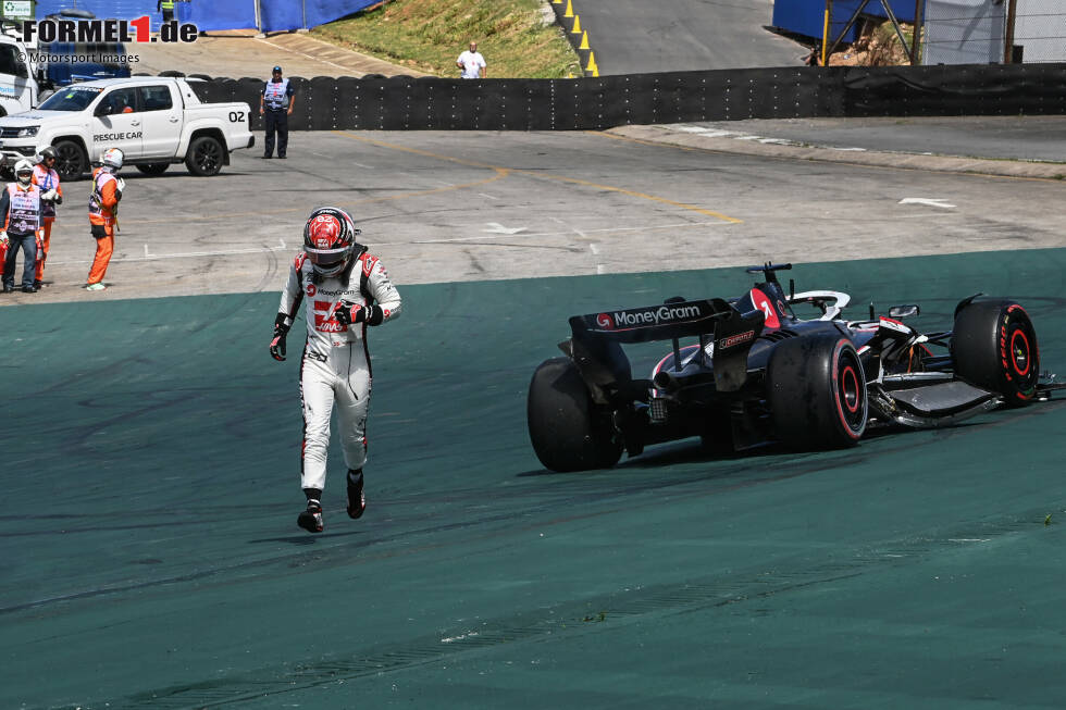 Foto zur News: Alexander Albon (Williams) und Kevin Magnussen (Haas)