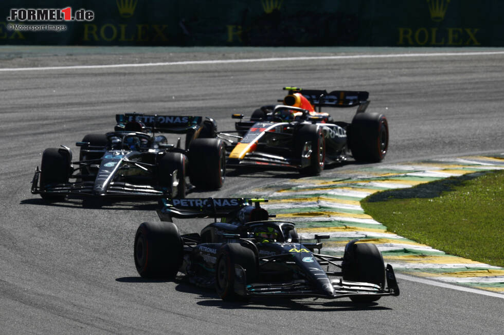 Foto zur News: Lewis Hamilton (Mercedes), George Russell (Mercedes) und Sergio Perez (Red Bull)