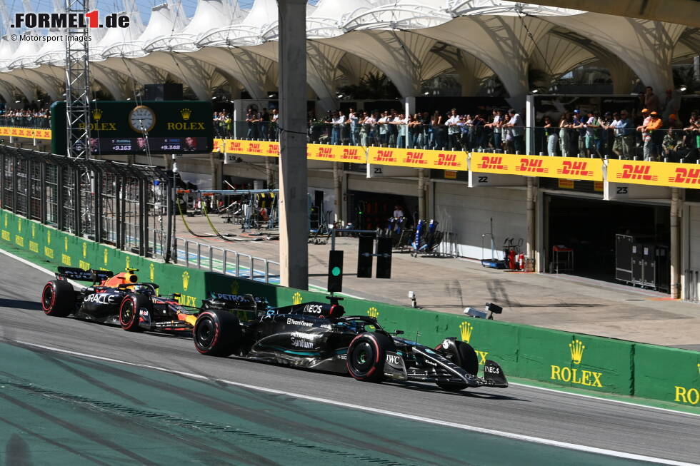 Foto zur News: George Russell (Mercedes) und Sergio Perez (Red Bull)