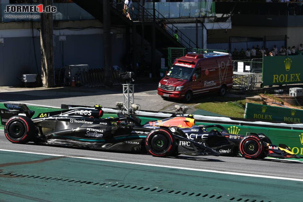 Foto zur News: Sergio Perez (Red Bull) und Lewis Hamilton (Mercedes)