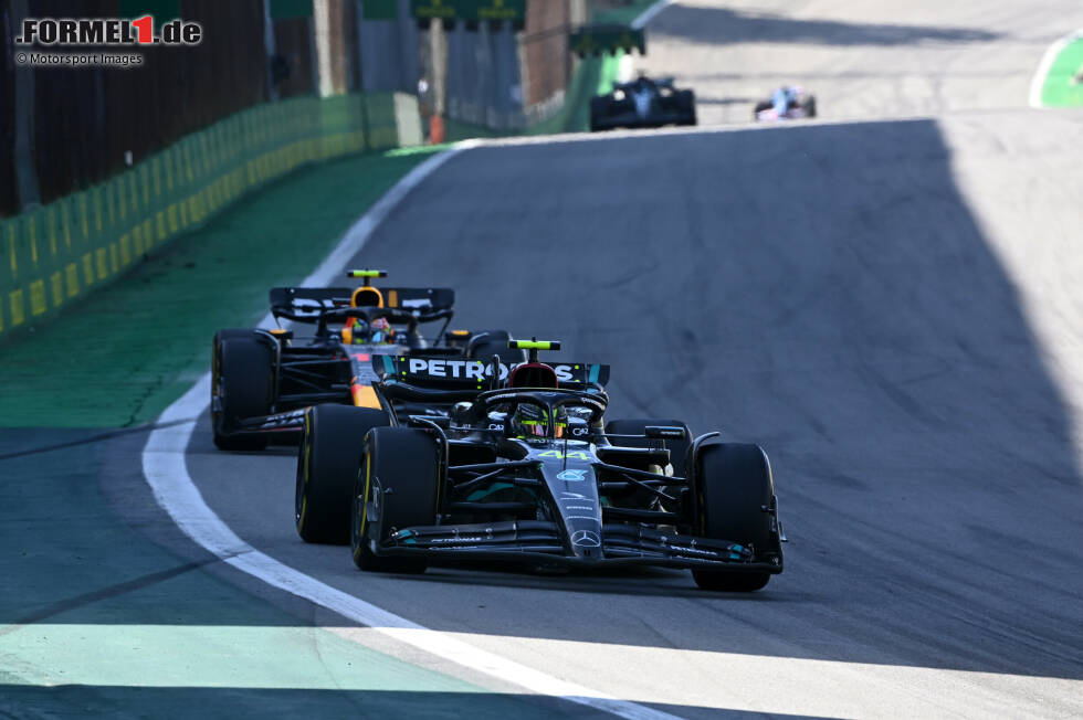 Foto zur News: Lewis Hamilton (Mercedes) und Sergio Perez (Red Bull)