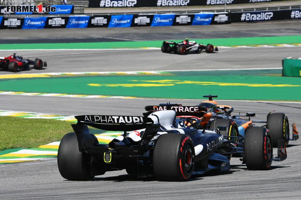 Foto zur News: Oscar Piastri (McLaren) und Daniel Ricciardo (AlphaTauri)