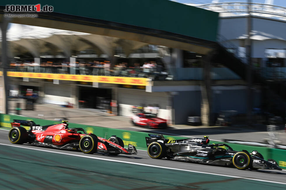 Foto zur News: Lewis Hamilton (Mercedes) und Carlos Sainz (Ferrari)