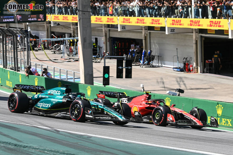 Foto zur News: Lance Stroll (Aston Martin) und Carlos Sainz (Ferrari)