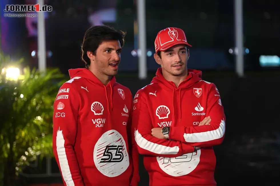 Foto zur News: Carlos Sainz (Ferrari) und Charles Leclerc (Ferrari)