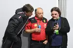 Foto zur News: Toto Wolff (Mercedes), Frederic Vasseur (Ferrari) und Adam Cooper