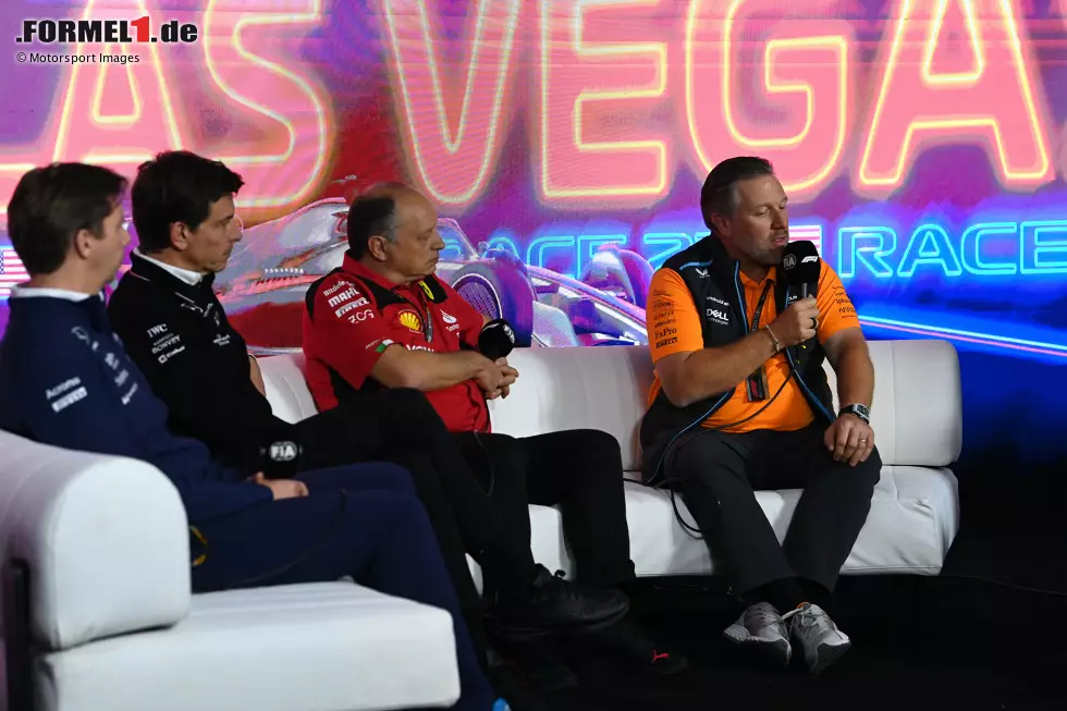 Foto zur News: James Vowles (Williams), Toto Wolff (Mercedes), Frederic Vasseur (Ferrari) und Zak Brown (McLaren)