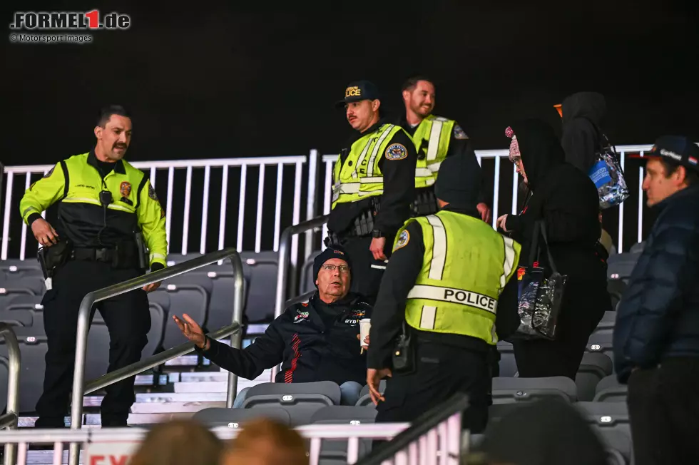 Foto zur News: Sicherheitskräfte räumen die Tribünen in Las Vegas