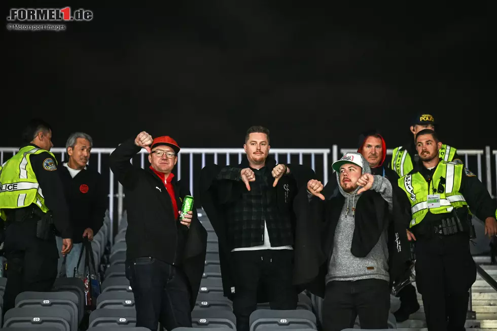 Foto zur News: Fans reagieren auf die Tribünenräumung