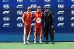 Foto zur News: Charles Leclerc (Ferrari), Carlos Sainz (Ferrari) und Max Verstappen (Red Bull)