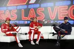 Foto zur News: Carlos Sainz (Ferrari), Charles Leclerc (Ferrari) und Max Verstappen (Red Bull)