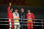 Foto zur News: Charles Leclerc (Ferrari), Max Verstappen (Red Bull) und Sergio Perez (Red Bull)